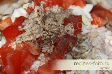 Простой салат с курицей и помидорами