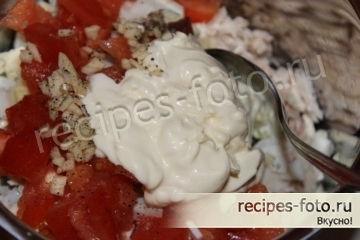 Простой салат с курицей и помидорами