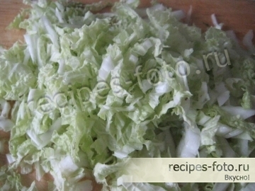 Простой салат с курицей, кукурузой и пекинской капустой