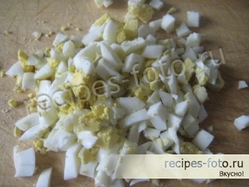 Простой салат с курицей, кукурузой и пекинской капустой
