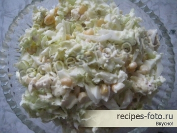 Простой салат с курицей, кукурузой и пекинской капустой
