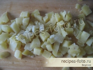 Простой салат с маринованными грибами и картофелем