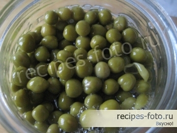 Простой салат с маринованными грибами и картофелем