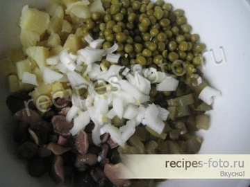 Простой салат с маринованными грибами и картофелем