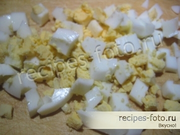 Простой салат с сыром и яйцом без мяса
