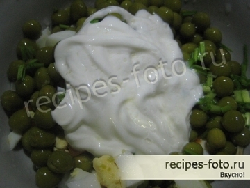 Простой салат с сыром и яйцом без мяса