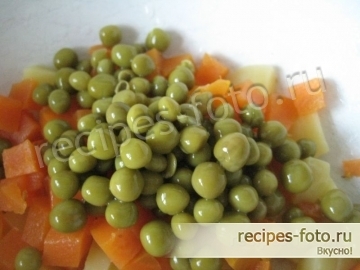 Простой вкусный овощной салат с горошком без мяса и без яиц