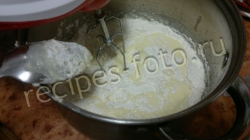 Простые кексы с изюмом на сметане с маслом в формочках