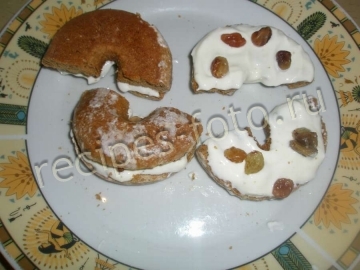 Простые пирожные из пряников со сметаной