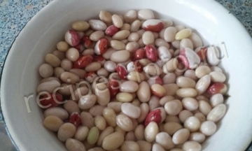 Рассольник с огурцами, уткой и фасолью