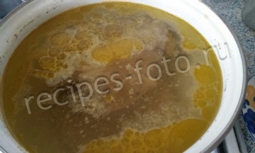 Рассольник с огурцами, уткой и фасолью