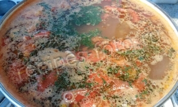 Рассольник с огурцами, уткой и фасолью