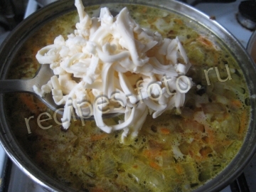 Рассольник с плавленым сыром и солеными огурцами