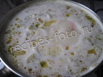 Рассольник с плавленым сыром и солеными огурцами