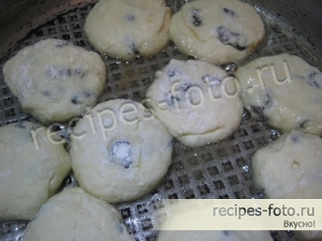 Сырники из творога с изюмом