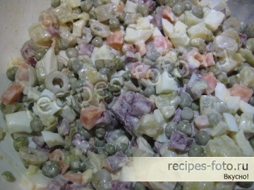Салат "Оливье" с оливками и копченой колбасой