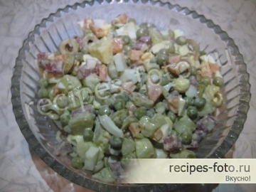 Салат "Оливье" с оливками и копченой колбасой