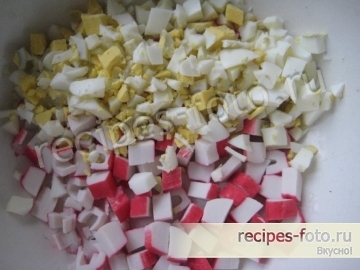 Салат с крабовыми палочками и рисом