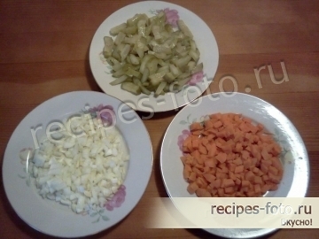 Рыбный слоеный салат с сардинами и горошком