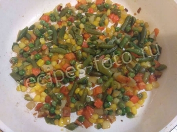Рис с овощами и яйцом
