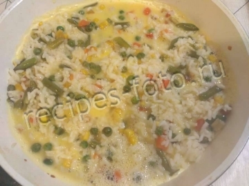 Рис с овощами и яйцом