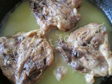Рис с овощами и курицей на сковороде