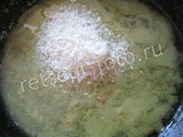 Рис с овощами и курицей на сковороде