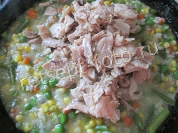 Рис с овощами и курицей на сковороде