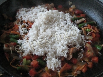 Рис с замороженными овощами и мясом