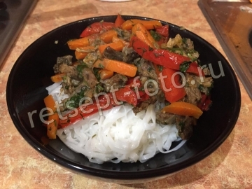 Рисовая лапша с говядиной и овощами