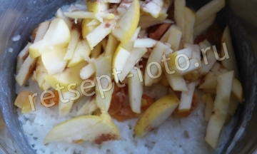 Рисовая запеканка с яблоками и курагой