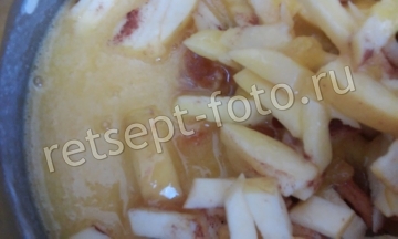 Рисовая запеканка с яблоками и курагой