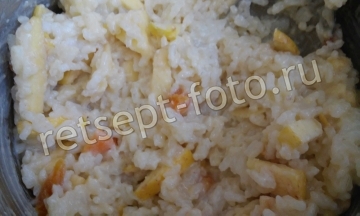 Рисовая запеканка с яблоками и курагой