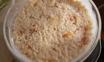 Рисовая запеканка с яблоками и курагой