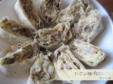 Рулет из лаваша с грибами и сыром