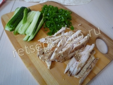 Рулет из лаваша с курицей, огурцом и салатом