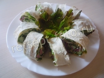 Рулет из лаваша с курицей, огурцом и салатом