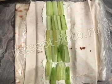 Рулет из лаваша с лососем и творожным сыром