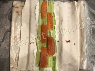 Рулет из лаваша с лососем и творожным сыром