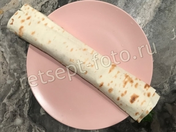 Рулет из лаваша с лососем и творожным сыром