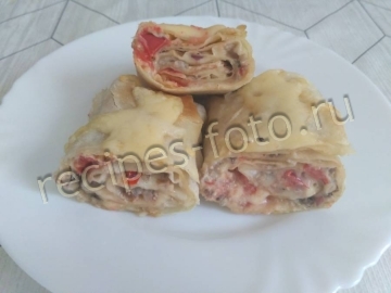 Рулет из лаваша с рыбными консервами, сыром и помидорами в духовке
