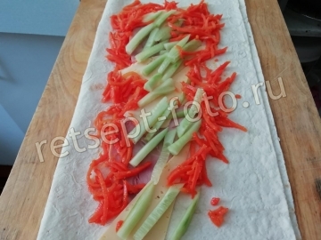 Рулет из лаваша с ветчиной сыром и корейской морковкой