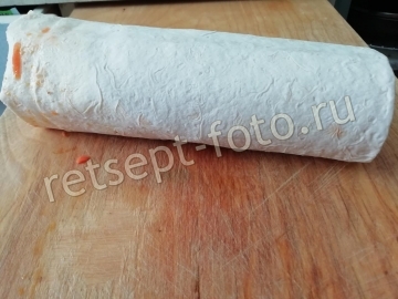Рулет из лаваша с ветчиной сыром и корейской морковкой