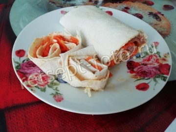 Рулет из лаваша с ветчиной сыром и корейской морковкой