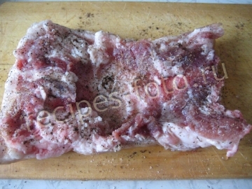 Рулет из сала в духовке с чесноком и морковью