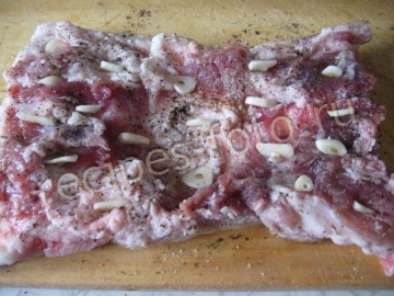 Рулет из сала в духовке с чесноком и морковью