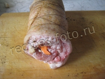Рулет из сала в духовке с чесноком и морковью
