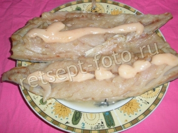 Рулет из скумбрии с морковью и луком в духовке