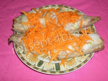 Рулет из скумбрии с морковью и луком в духовке