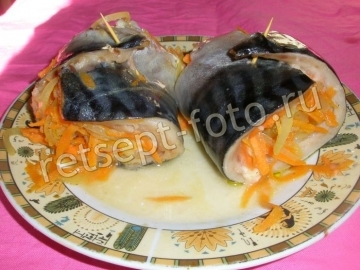 Рулет из скумбрии с морковью и луком в духовке